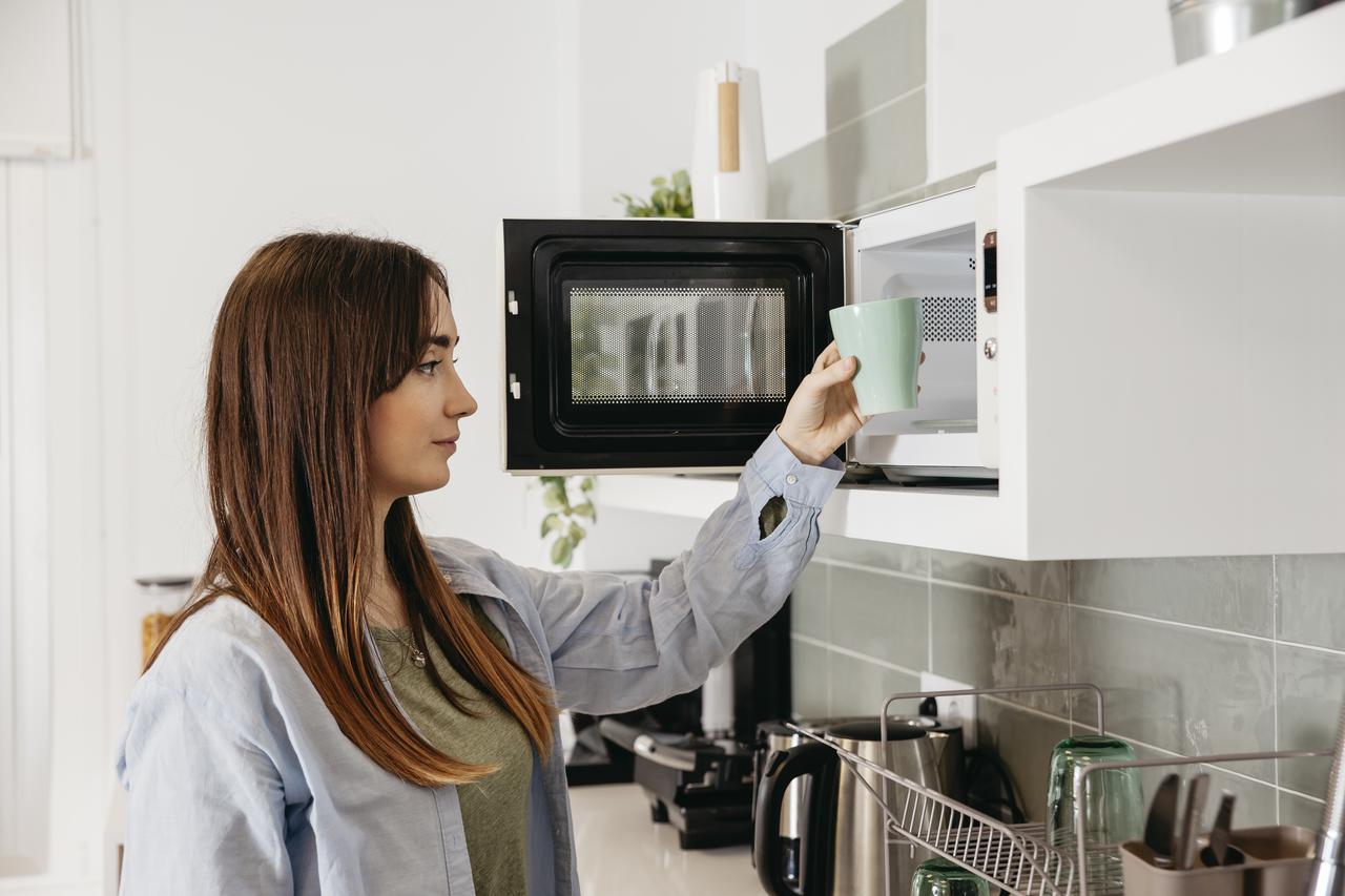 casual-girl-using-microwave-heat-cup.jpg