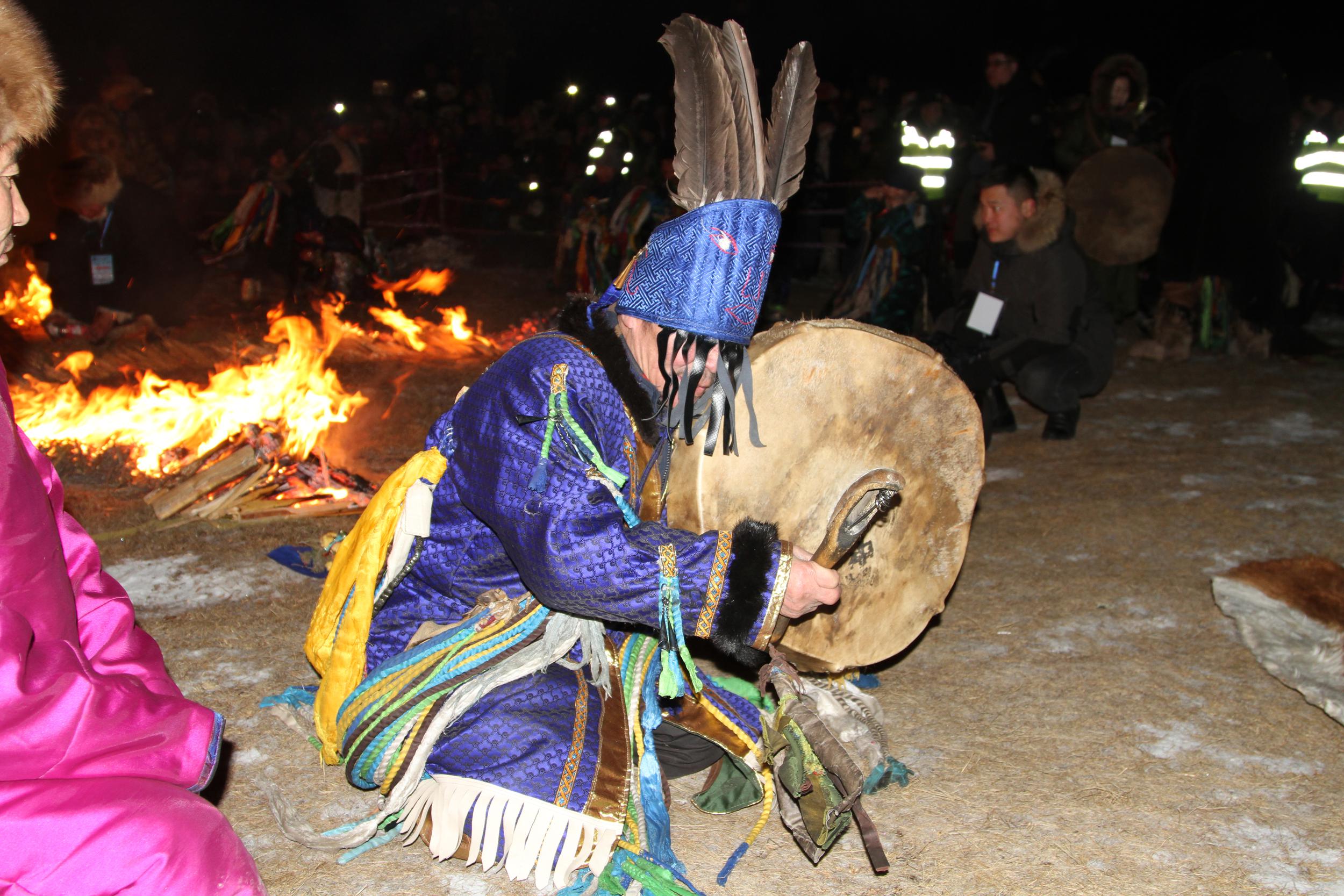 mongolian_shaman_performing_fire_ritual_customs_to_worship_khovgol_lake.jpg