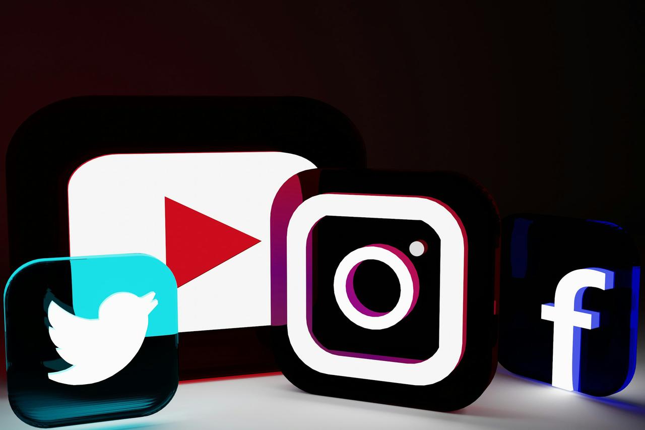 social media logo render in CYCLES
