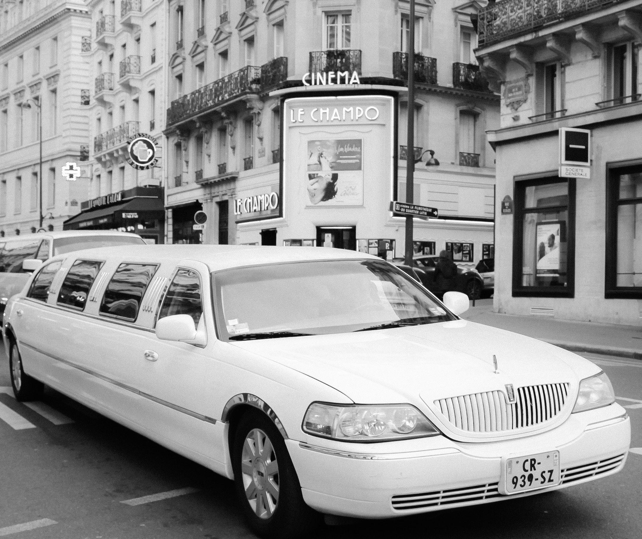 Classy Limousine in the streets of Paris 🇫🇷