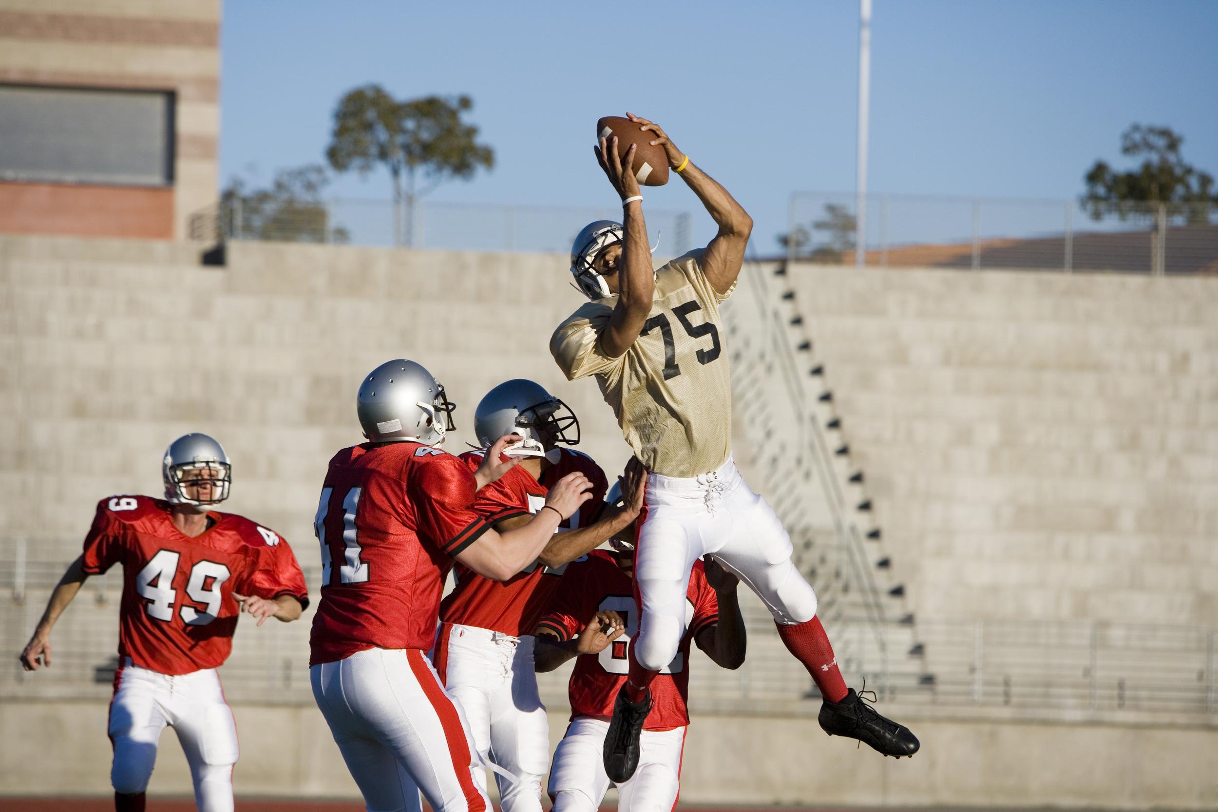 football-players-catching-the-ball-during-a-game-2026-01-11-08-07-28-utc.jpg
