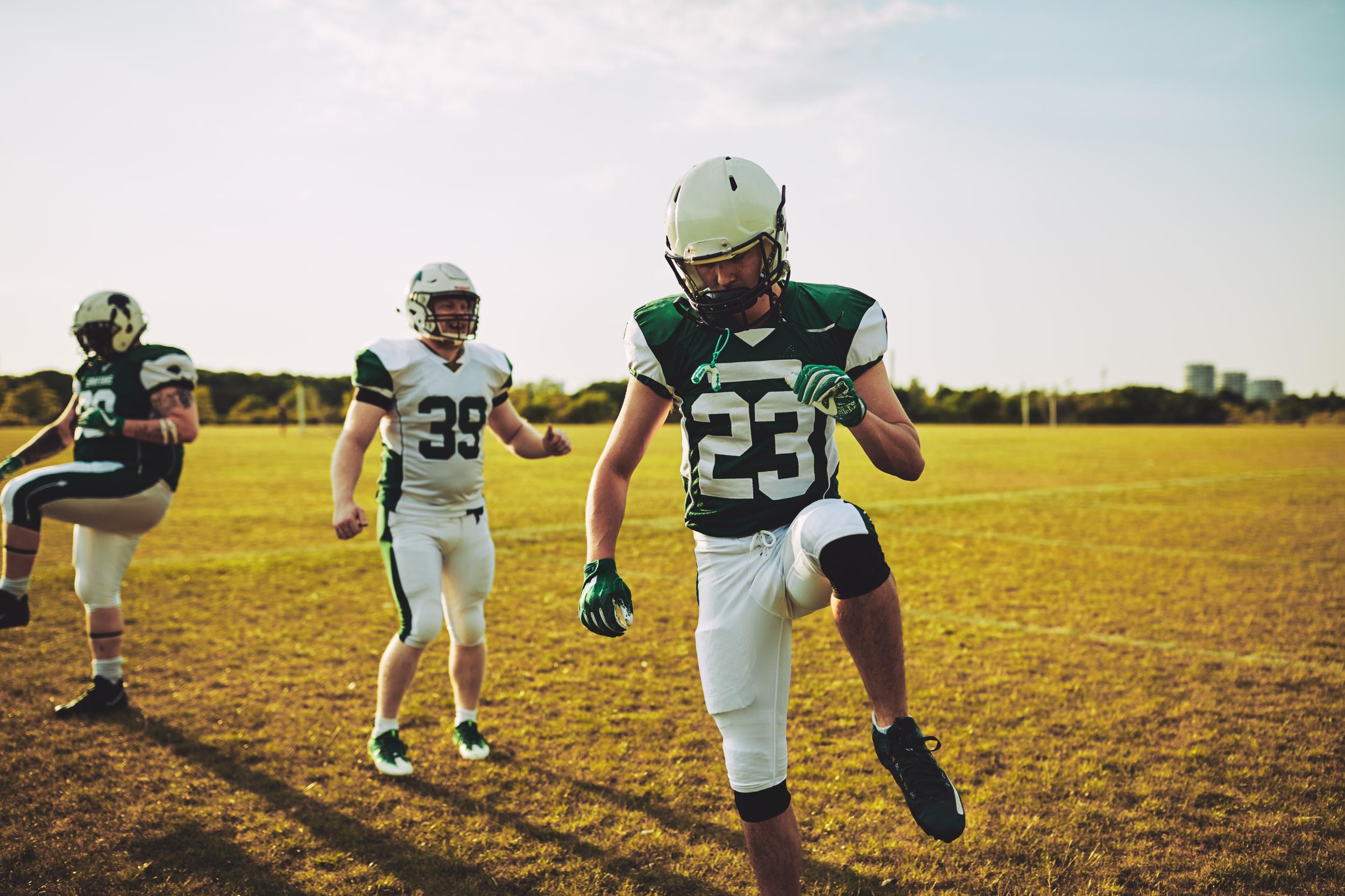 football-players-doing-warm-ups-together-on-a-spor-2026-01-05-01-10-29-utc.jpg