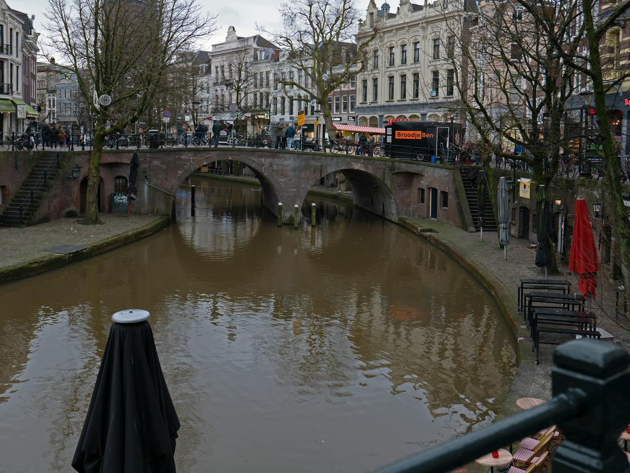 A curved view over the canal water of the old
