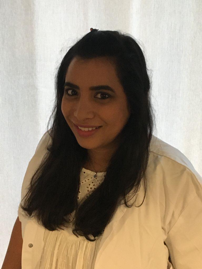 photo de profil nadoua ramsay en blouse blanche.jpg