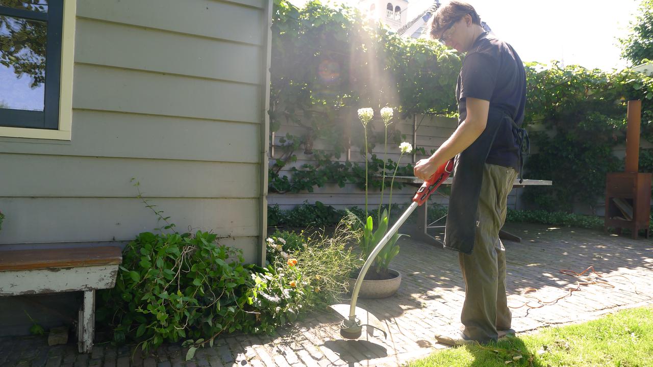 dijktuin onkruid verwijderen bestrating met strimmer.jpg