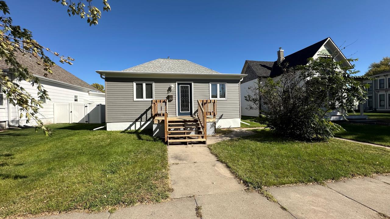 920 West Ave., Holdrege, NE