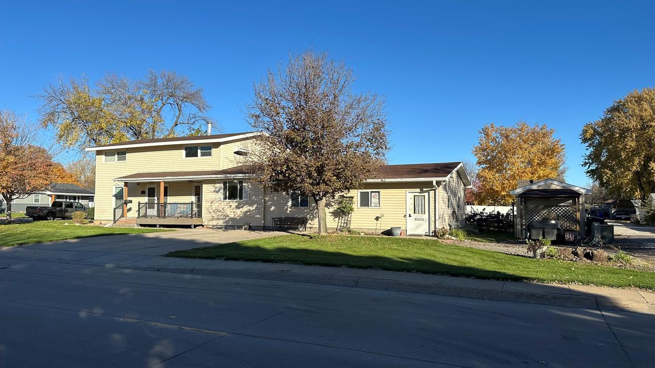 320 W 11th Ave, Holdrege, NE
