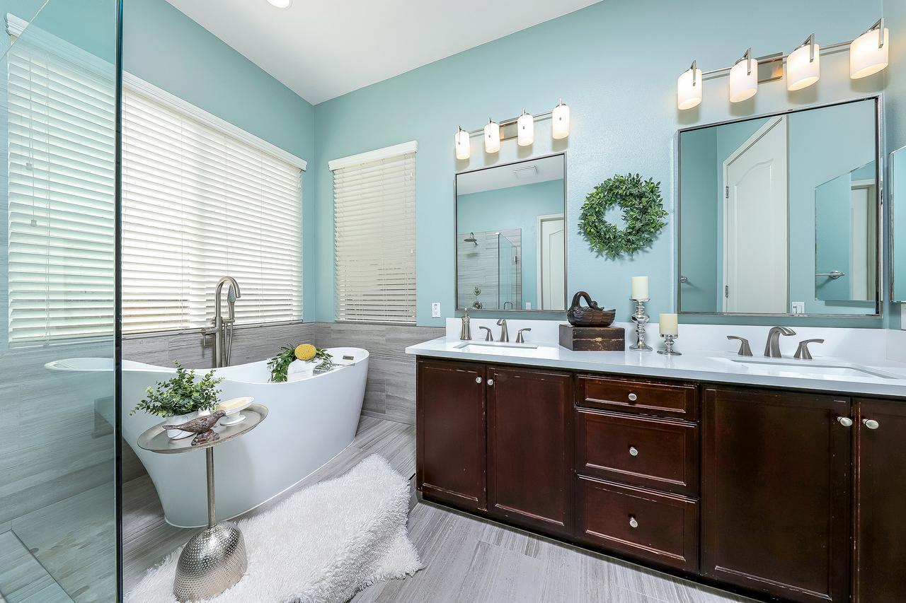 palmdale-tub-bathroom.jpeg