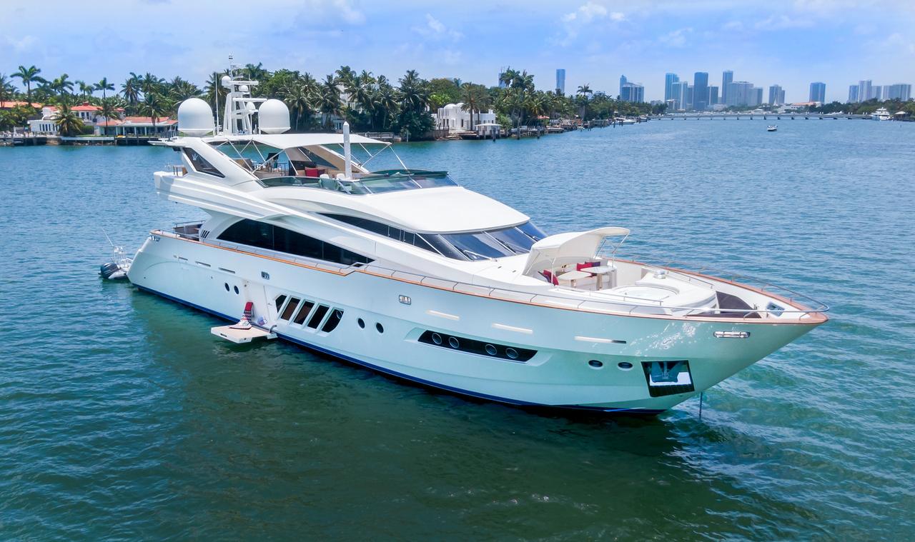2_100_dominator_casual_yachtluxe-x3.jpeg