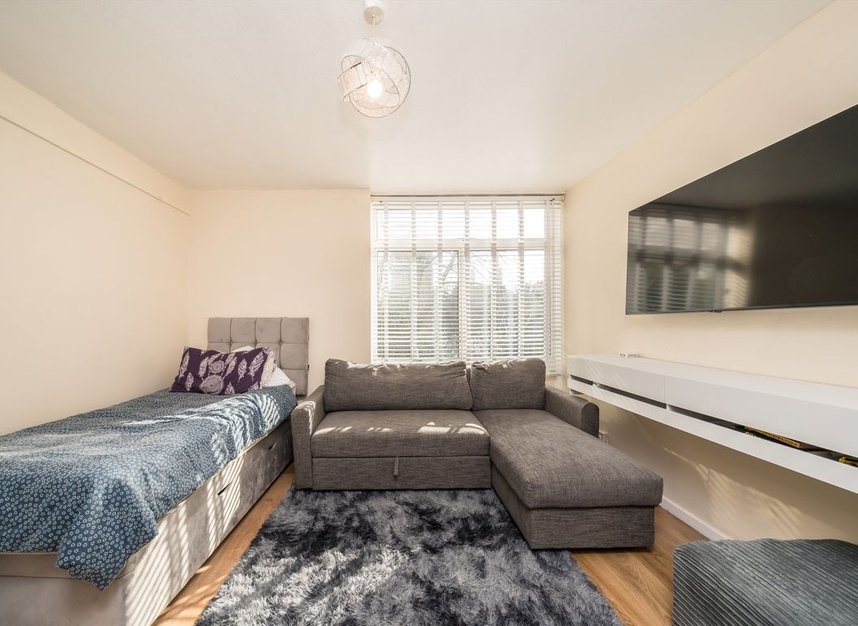 Flat at Churchill Gardens, Westminster