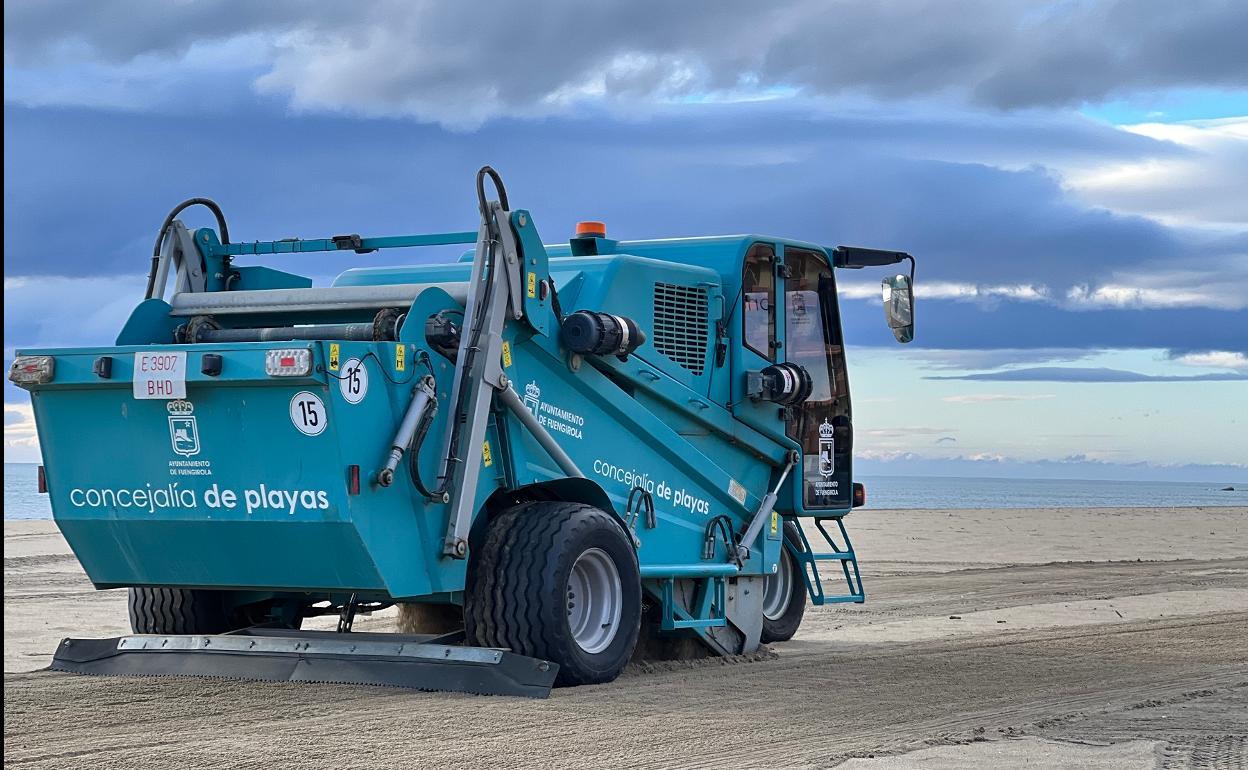máquina cribadora en la playa de los boliches-raano1imch2xogp2ghdc0ii-1248x770@diario sur.jpeg