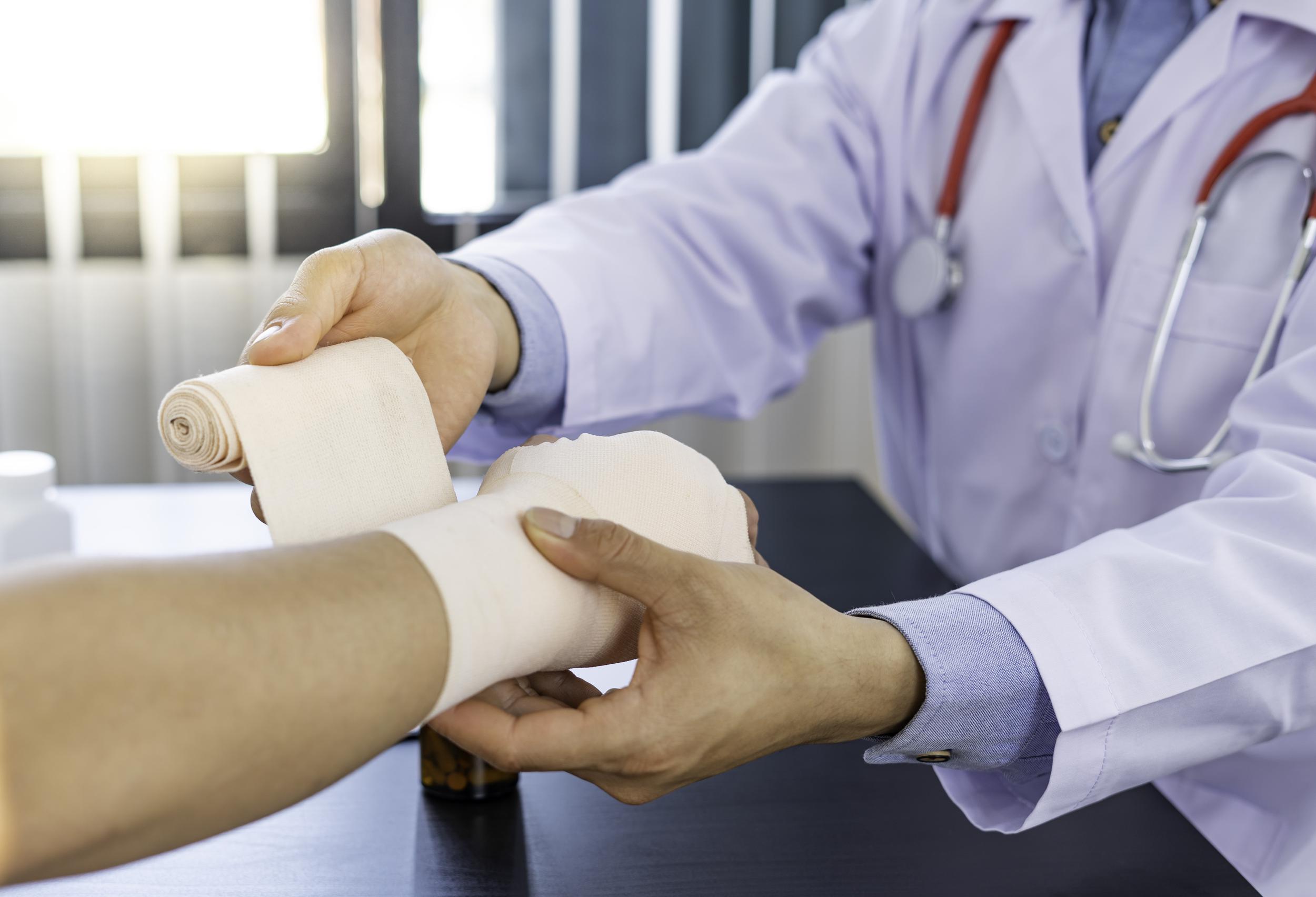 a-doctor-wrapped-around-the-wrist-for-first-aid-cl-2025-02-18-06-22-57-utc.jpg