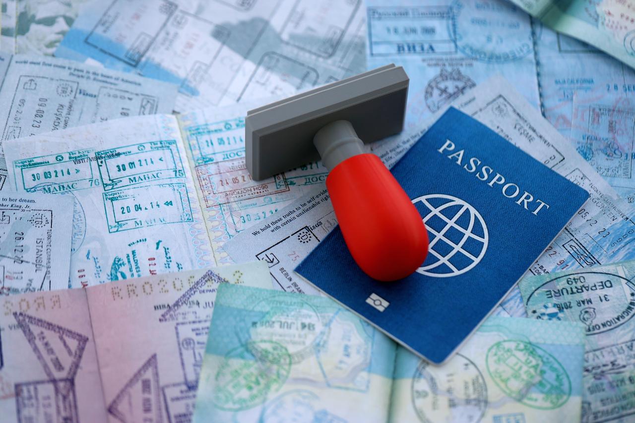 Documentos profesionales de residencia con pasaporte y sellos oficiales