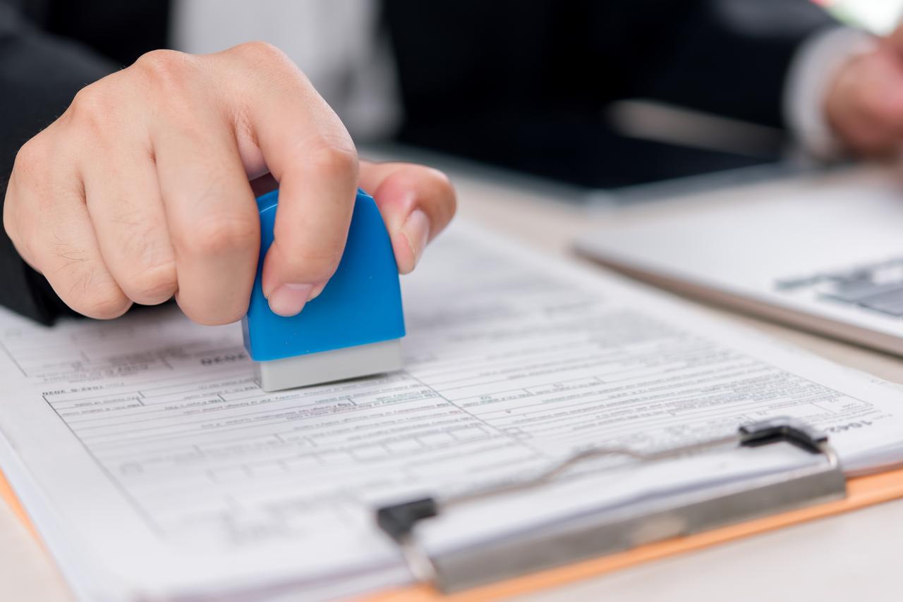 Documentos de renovación organizados con calendario y marcas de aprobación