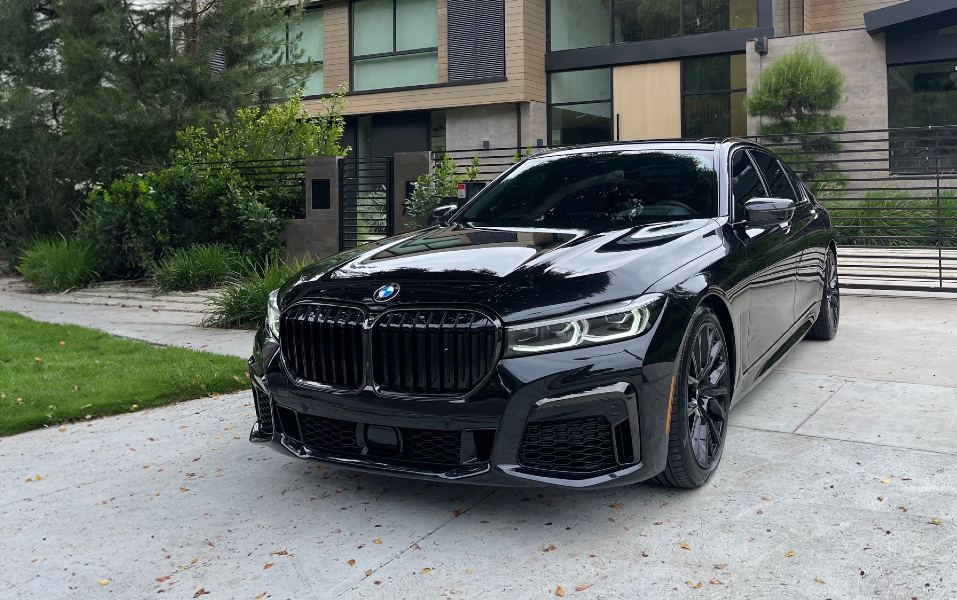 bmw 750i sedan new.png