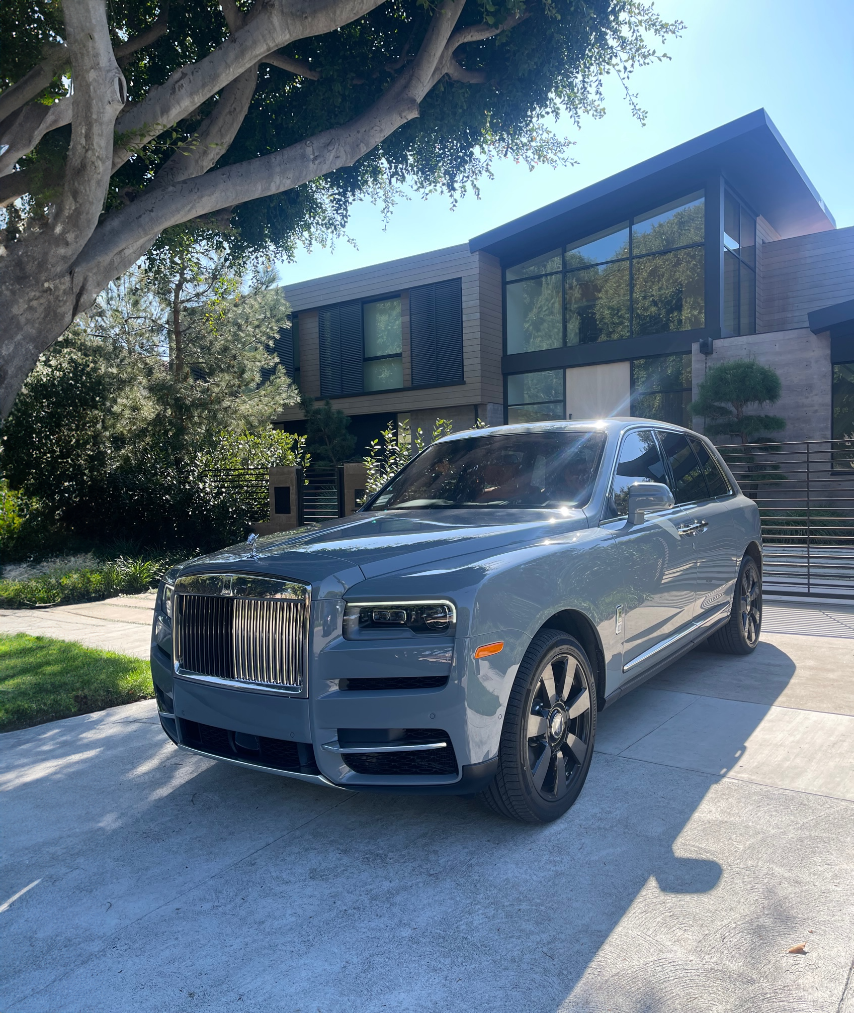 rolls royce cullinan - grey.png