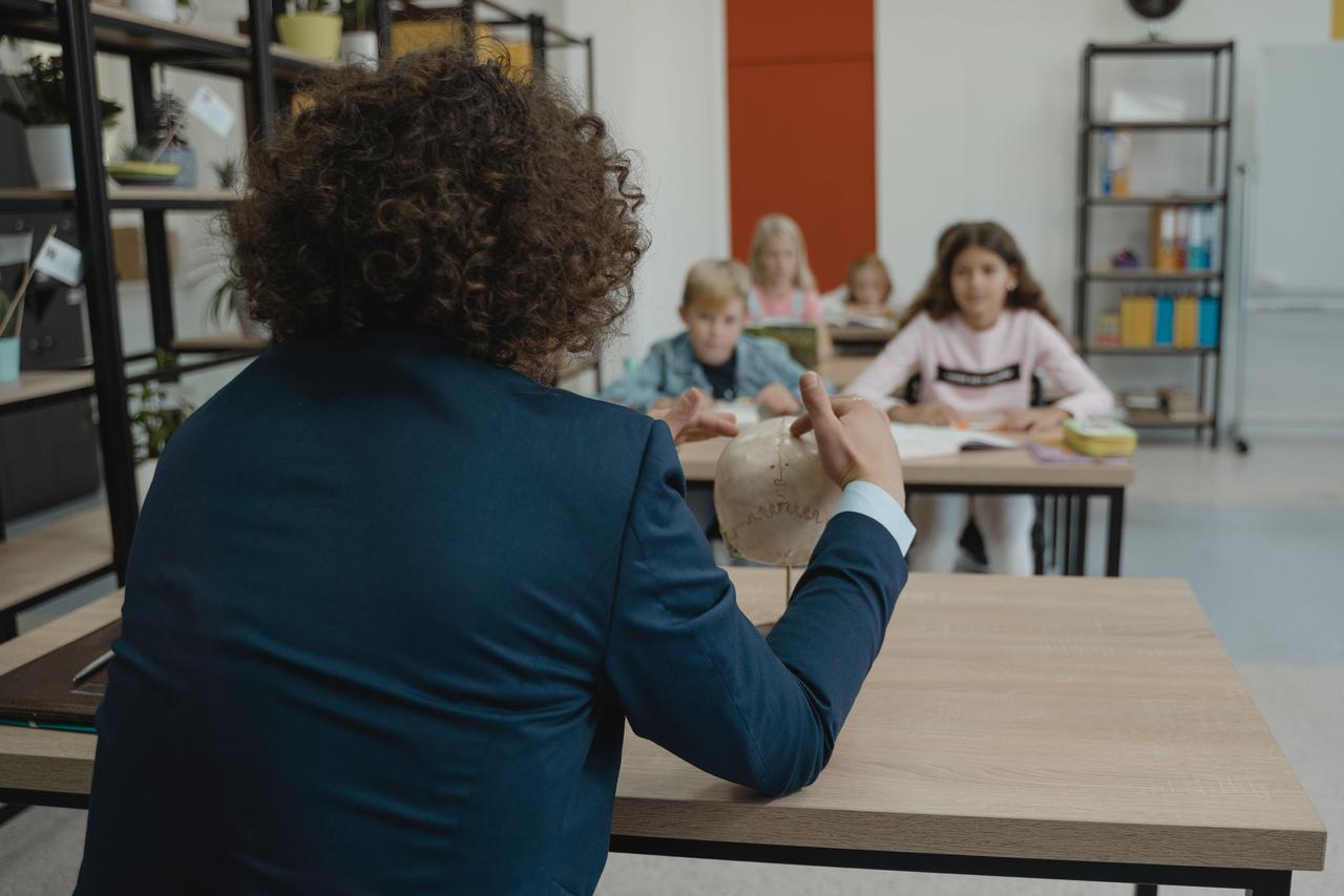teacehr with students