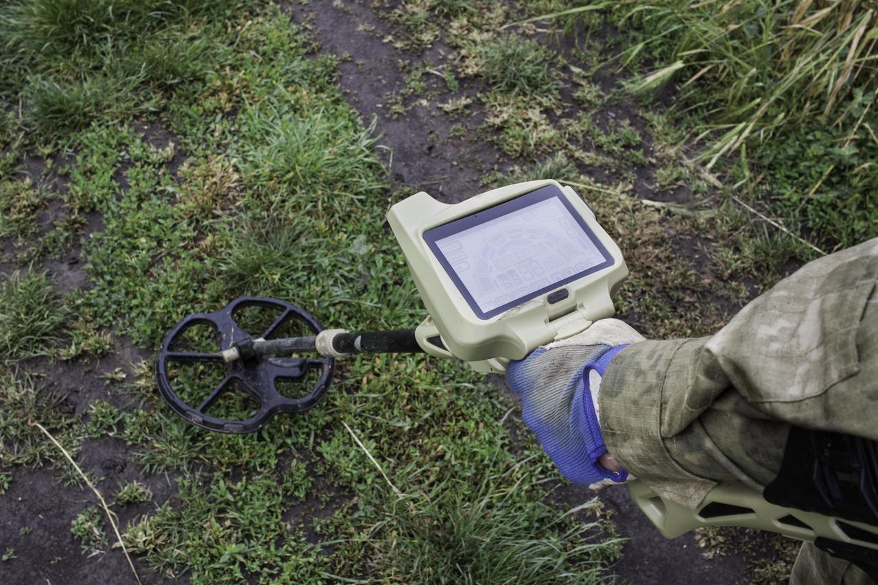 vecteezy_soldier-using-a-metal-detector-in-fields_7448286.jpg