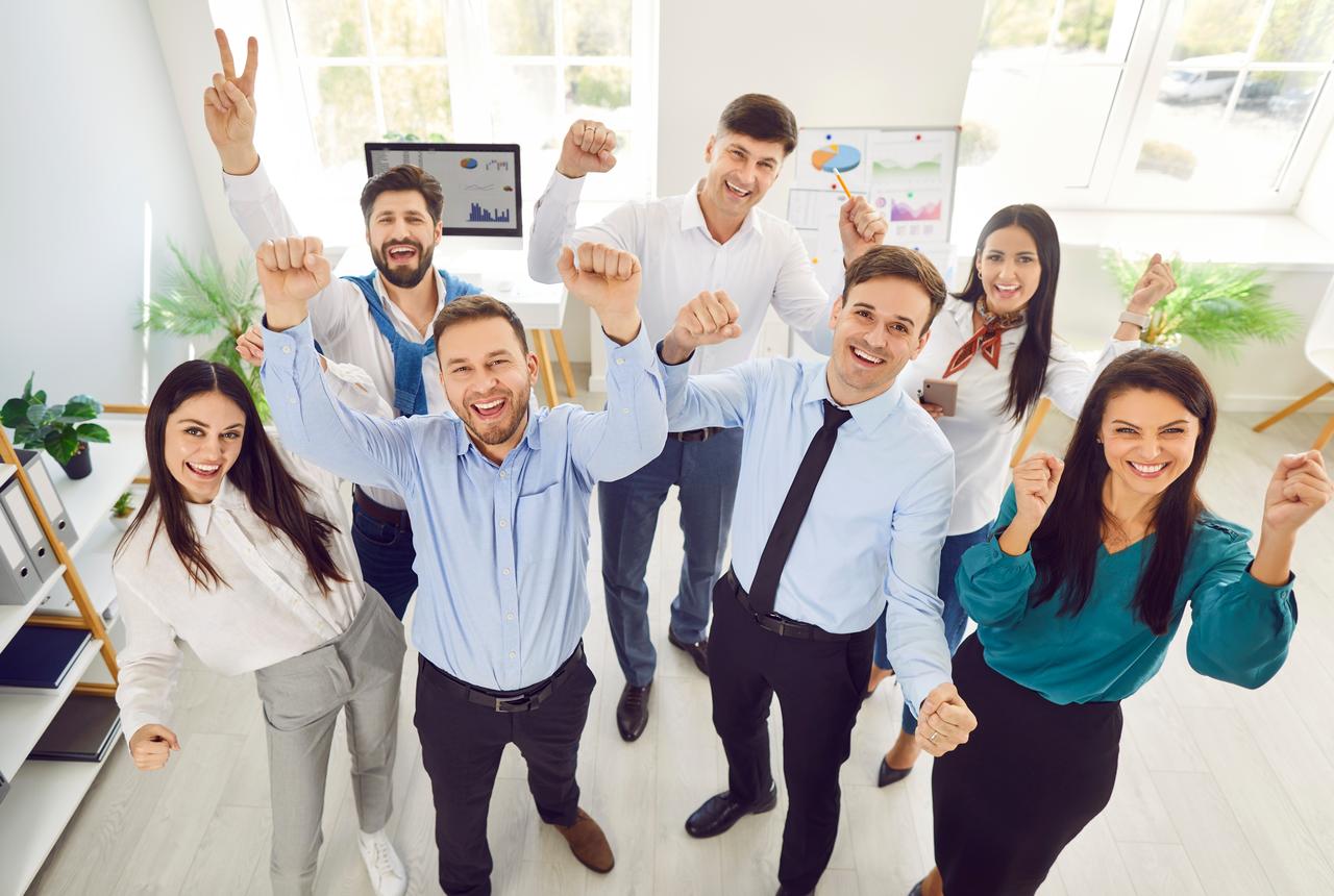 Familia latina en consulta con profesional de Guardian Bloom