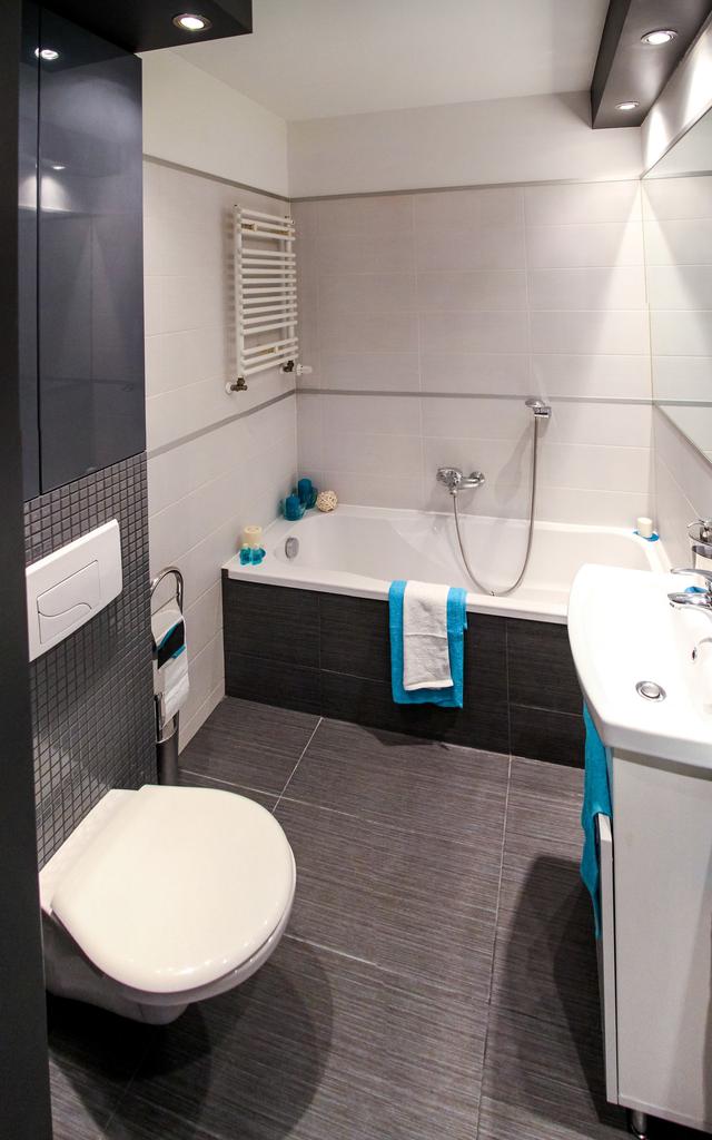 apartment-bathroom-bathtub-358592.jpg