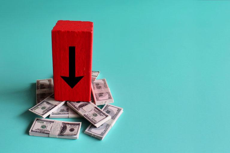 red-wooden-cube-with-downward-arrow-and-banknotes-2022-09-30-23-35-01-utc.jpg