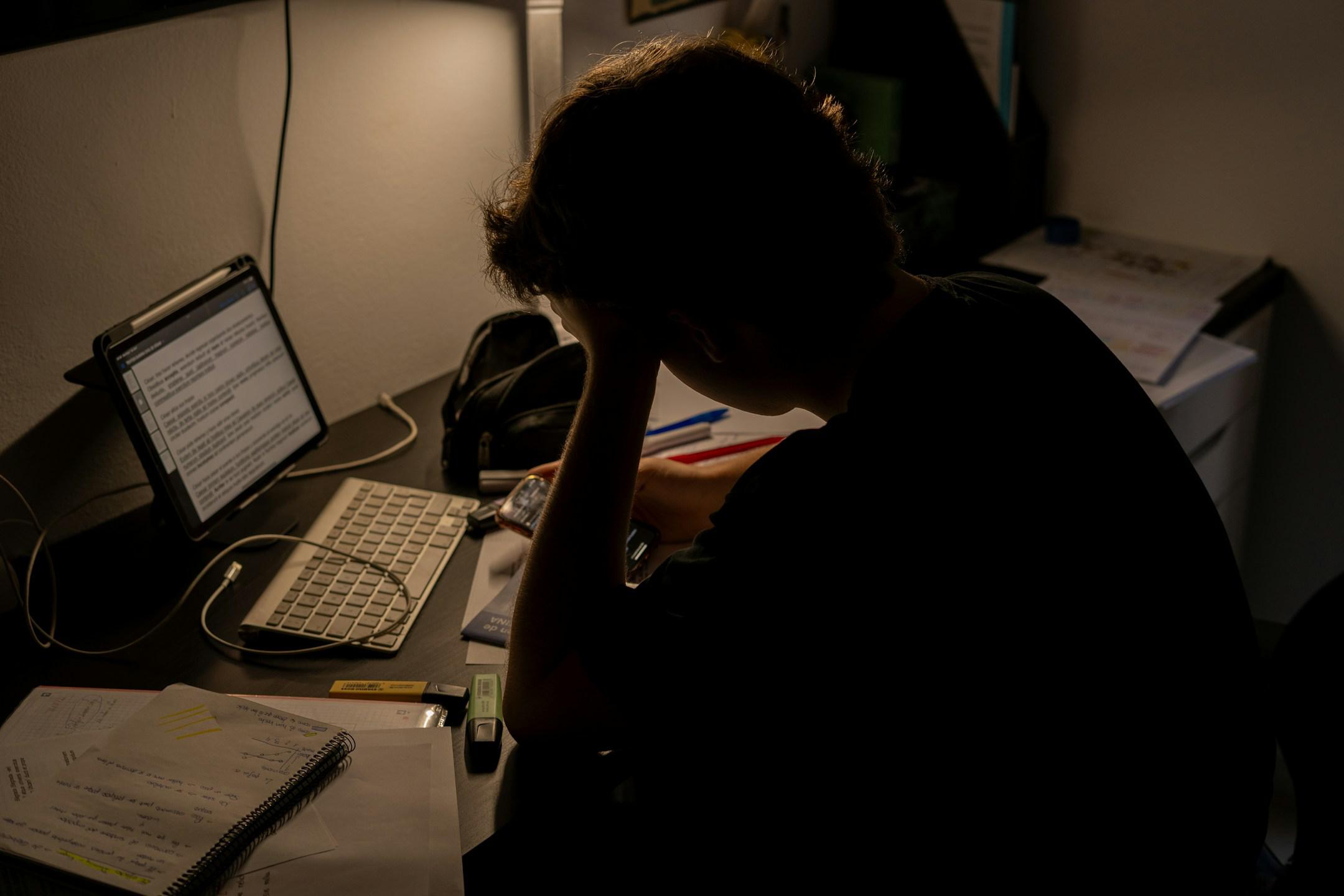 Estudiante preparando exámenes.