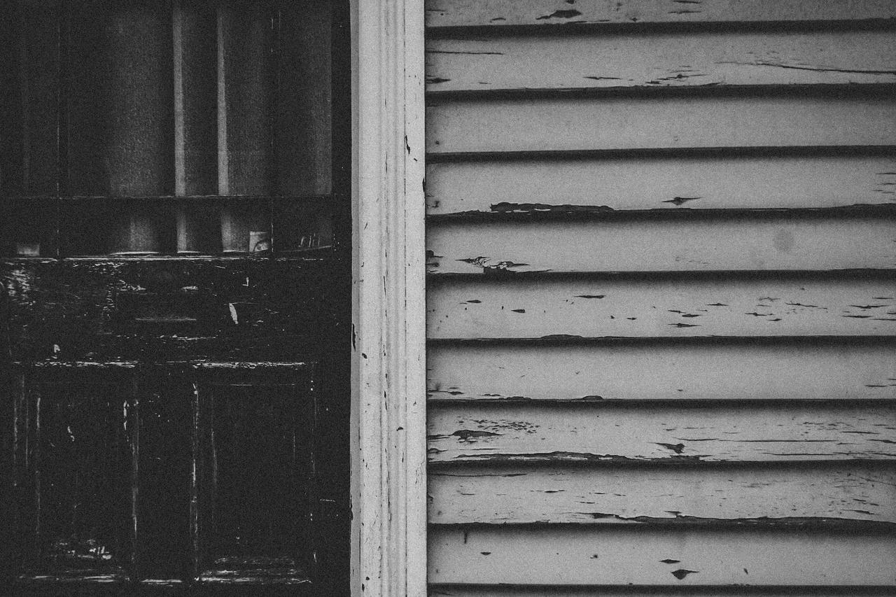 Knowing how to replace siding on a house can save money on energy bills and interior damage