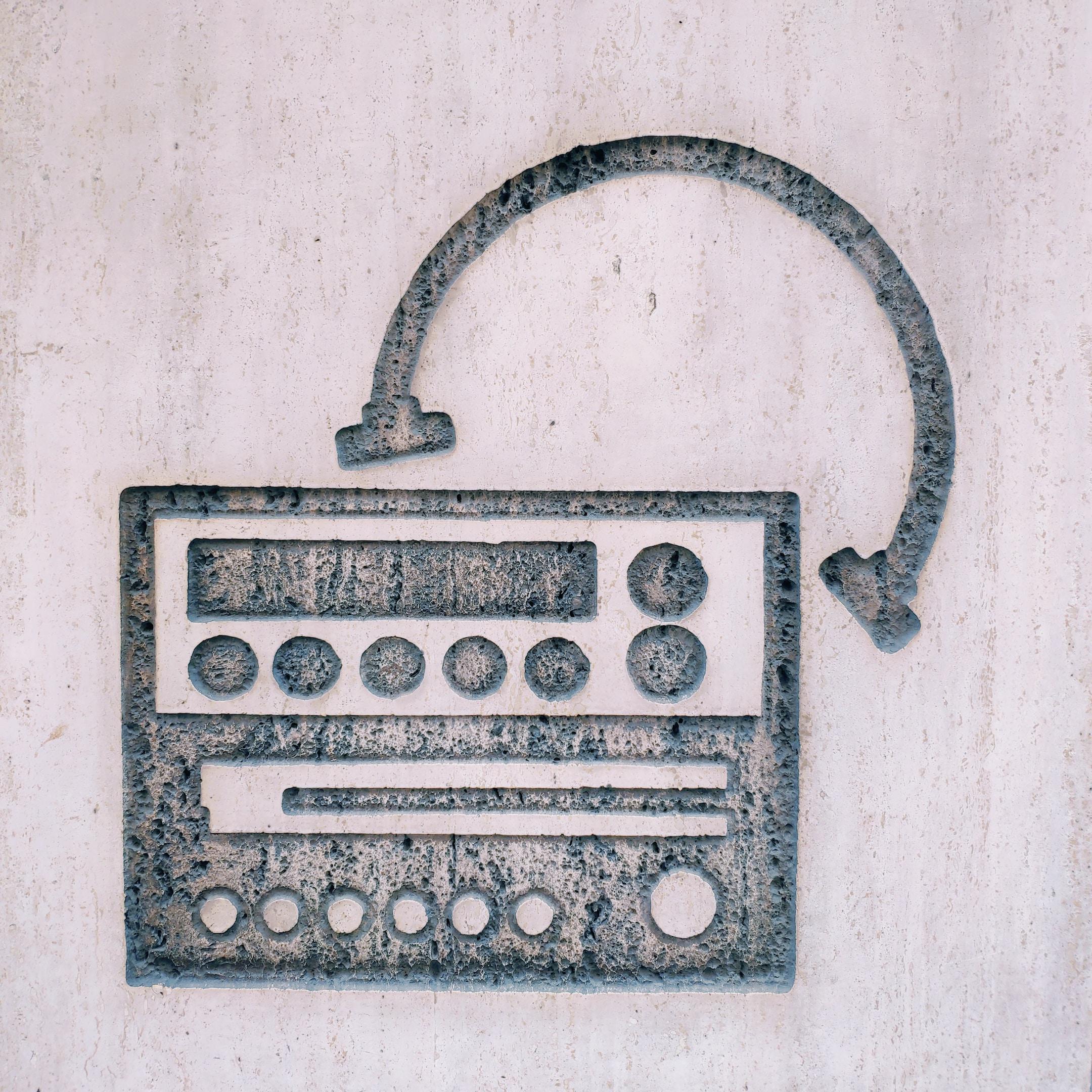 An icon representing, supposedly, a radio, somewhere in or near Kennedy Town, Hong Kong. Just besides the University MTR station lower entrance.