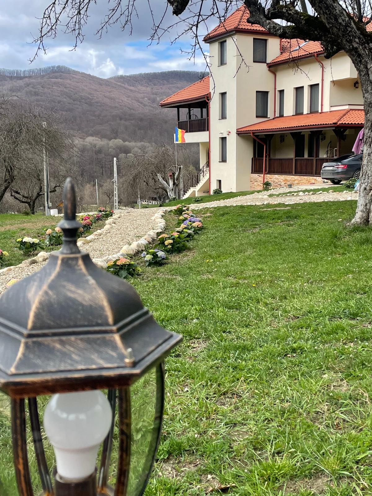 Exterior Conacul Sofra în lumină naturală