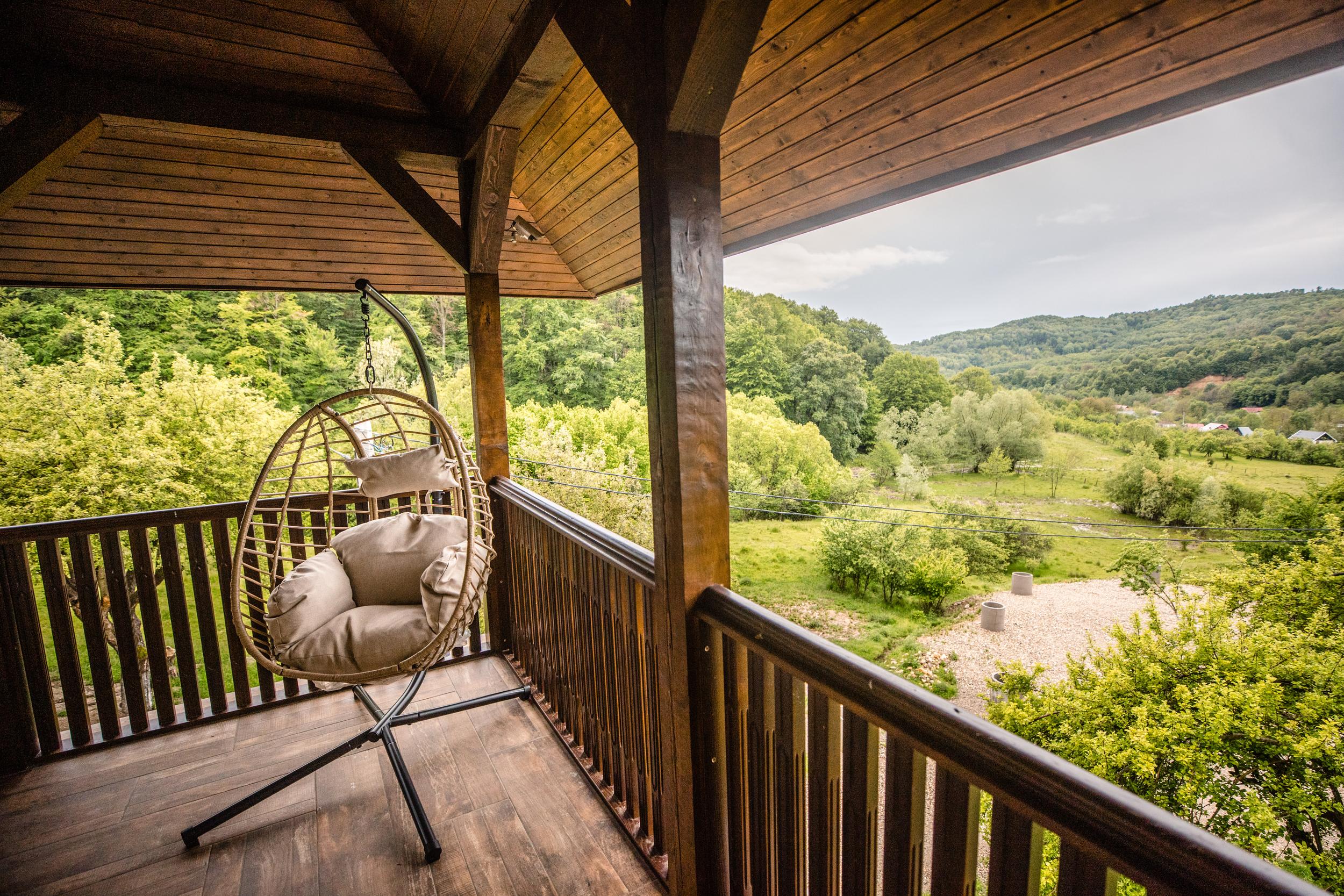 Verandă cu vedere spre dealurile verzi ale Muscelului