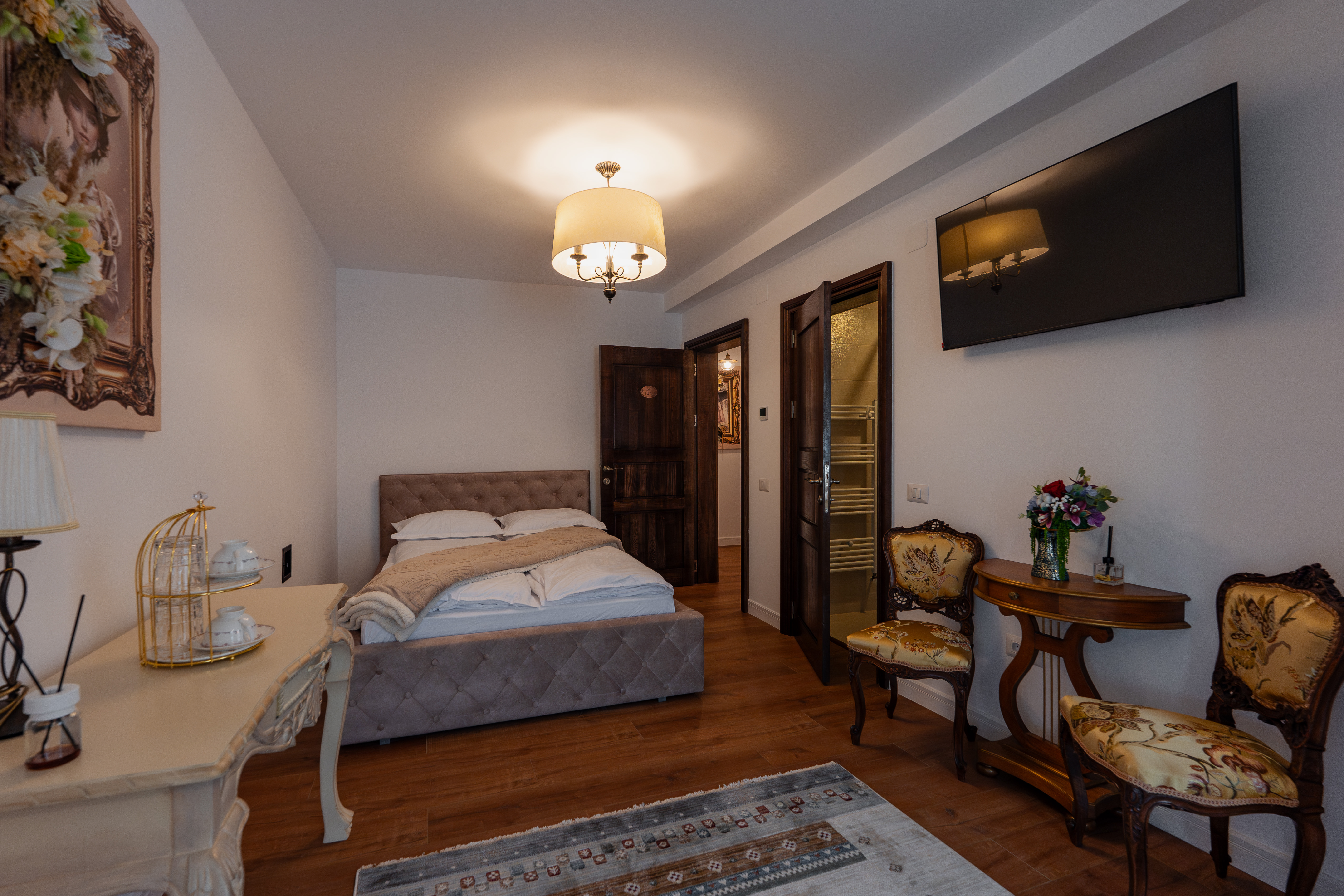 Detaliu pat și mobilier cameră premium