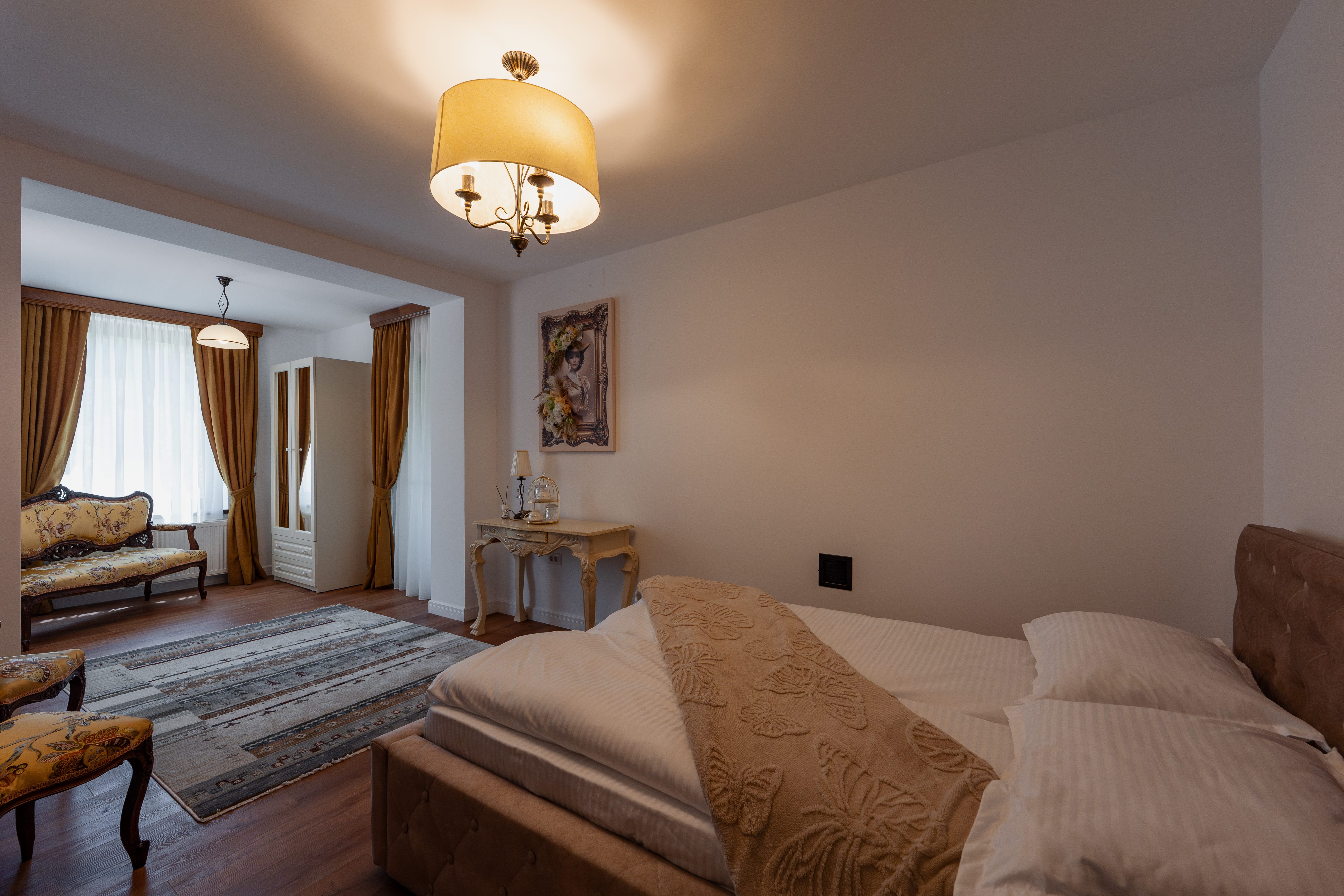 Interior cameră premium cu lumină naturală