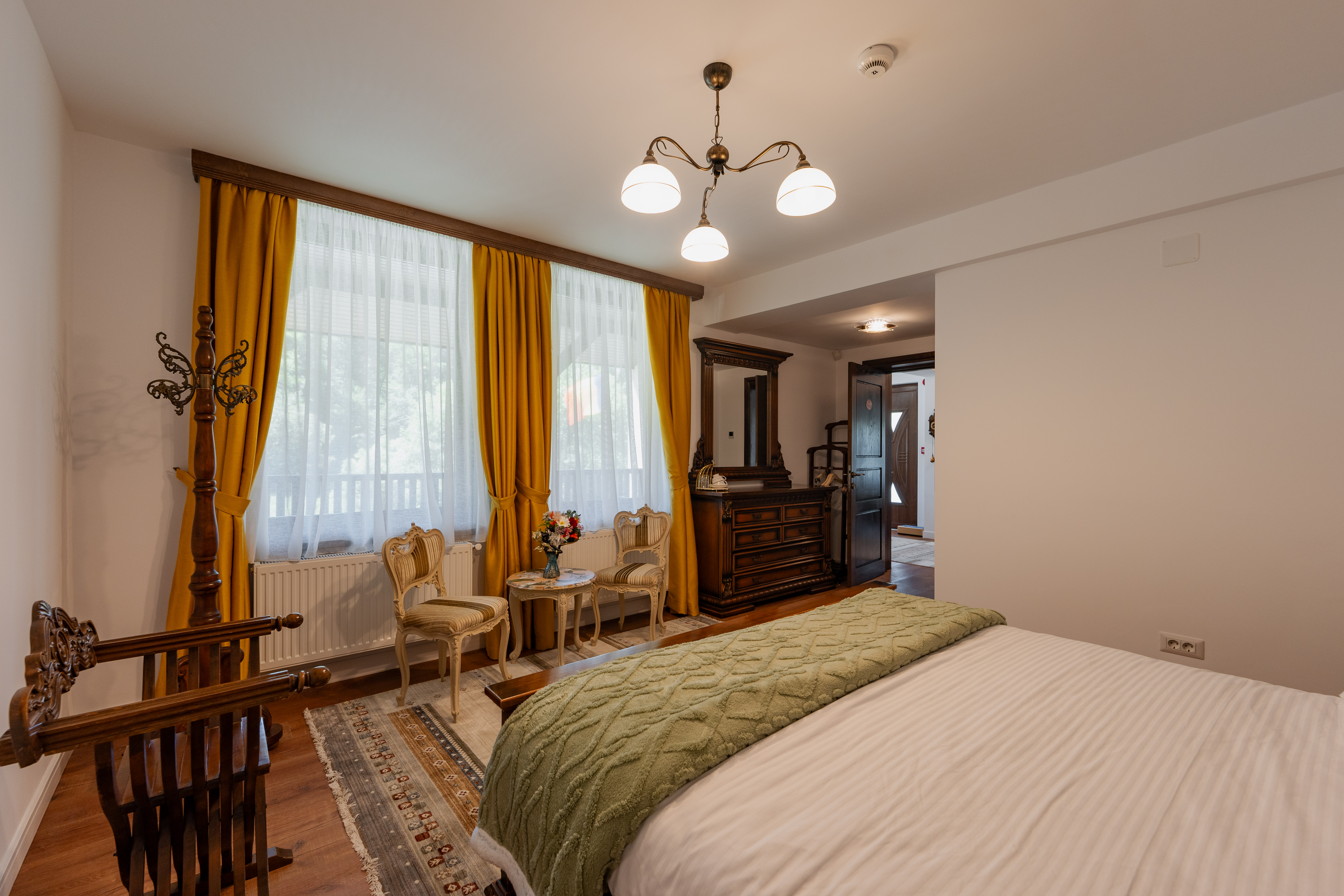 Colț elegant într-o cameră de oaspeți