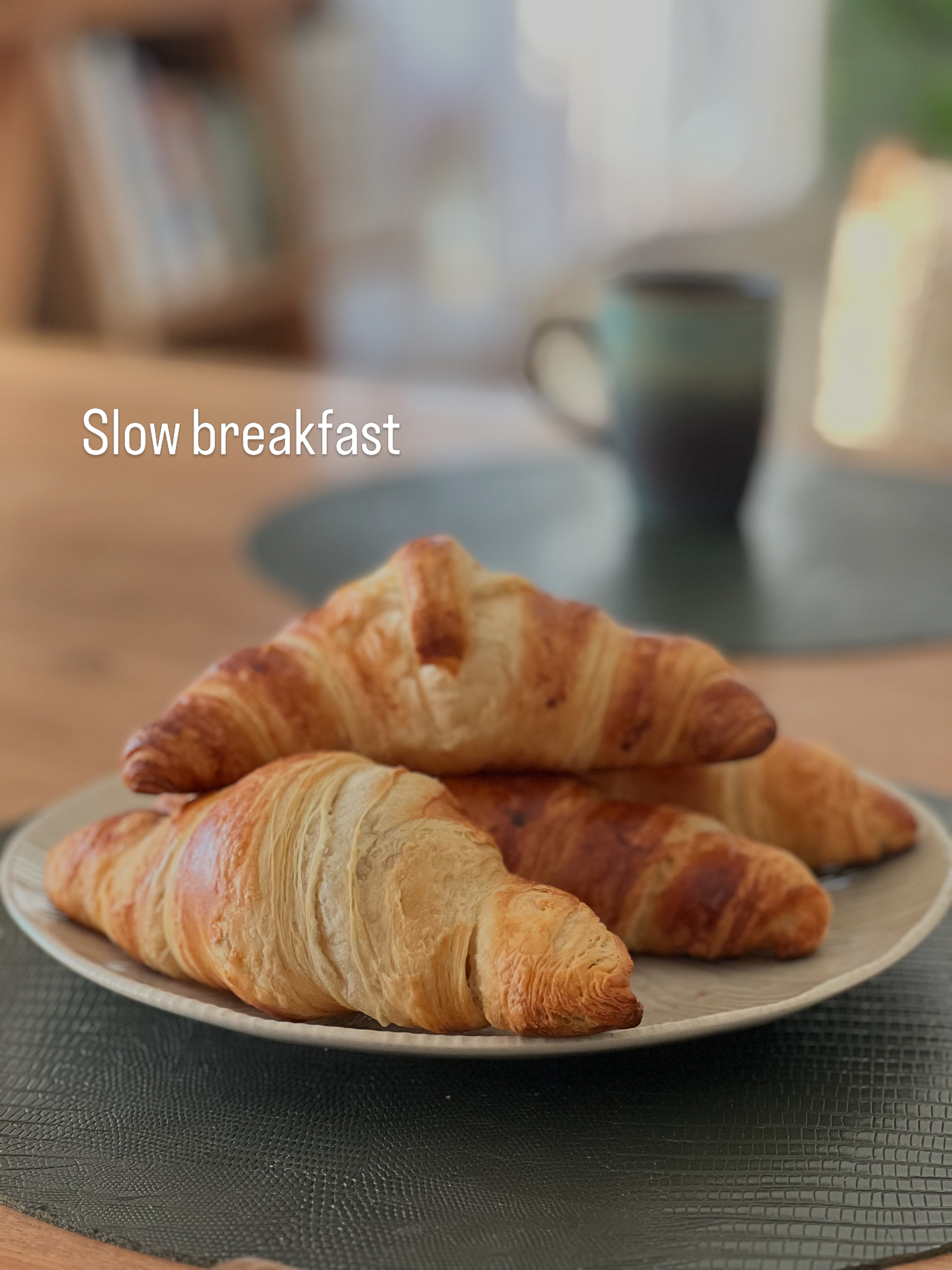 Petit déjeuner à la française avec croissants