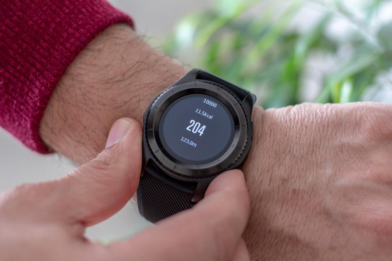 This wearable technology measures the pulse, steps, pace and quality of sleep. Also calculates calories burned.