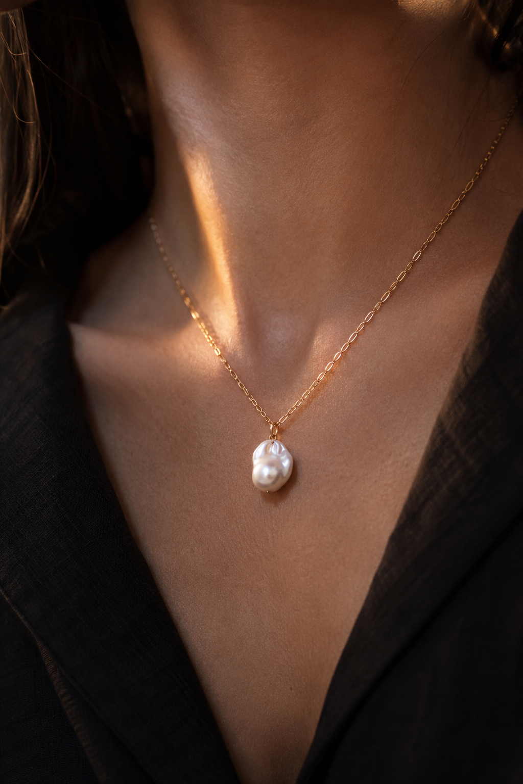 Delicate 18k gold chain necklace with baroque pearl pendant