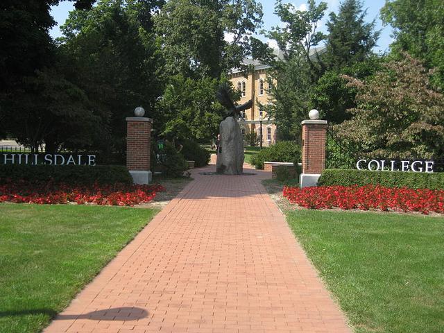 800px-hillsdale_college_gate.jpg