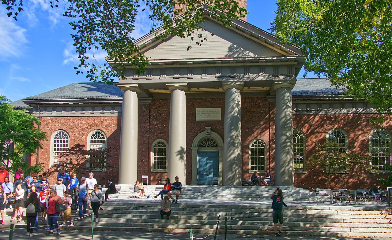 L’Eglise aux Morts d’Harvard
L’édifice religieux a été construit en 1932, il mesure 60 mètres jusqu’au sommet de la girouette et peut recevoir plus de 1200 personnes. Il y a une cloche en haut de l’église, et cette cloche, qui signale les heures de classes et les offices, est gravée avec la phrase suivante: 
- A la mémoire des voix qui sont éteintes.