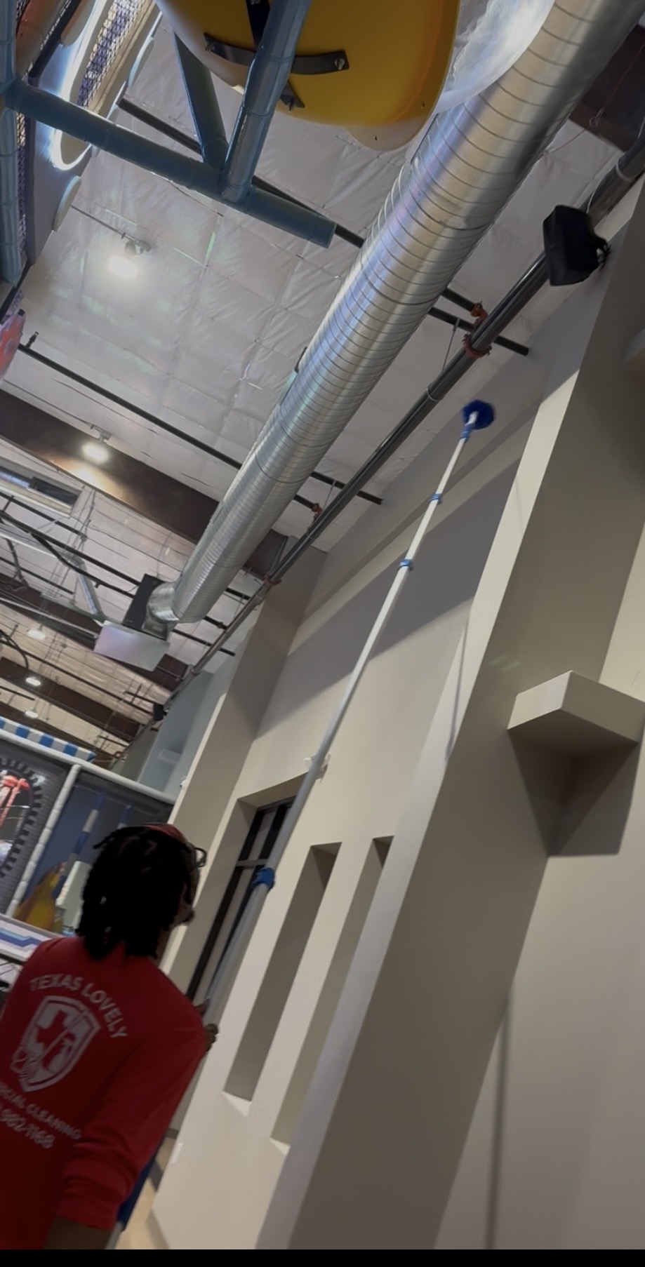 Professional office cleaning and maintenance services