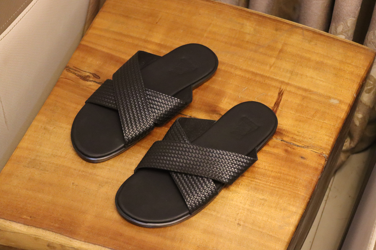 Valor Slides | Leather Shoes | Emirarati Shoes | UAE | Dubai | MMD Designs