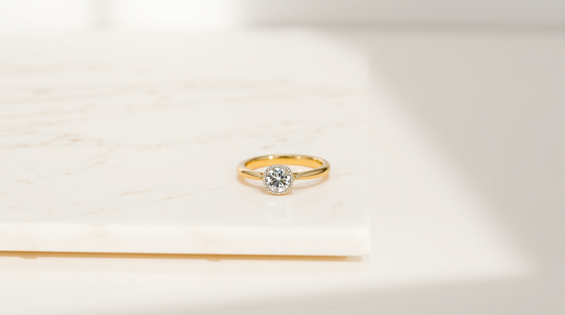 Luxury gold ring with diamond