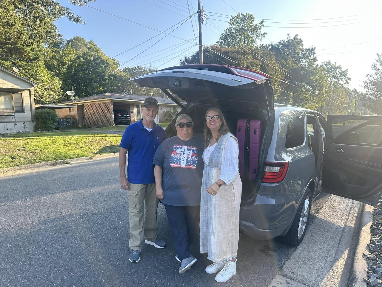 george-tracie-robin packing the van 2.jpg