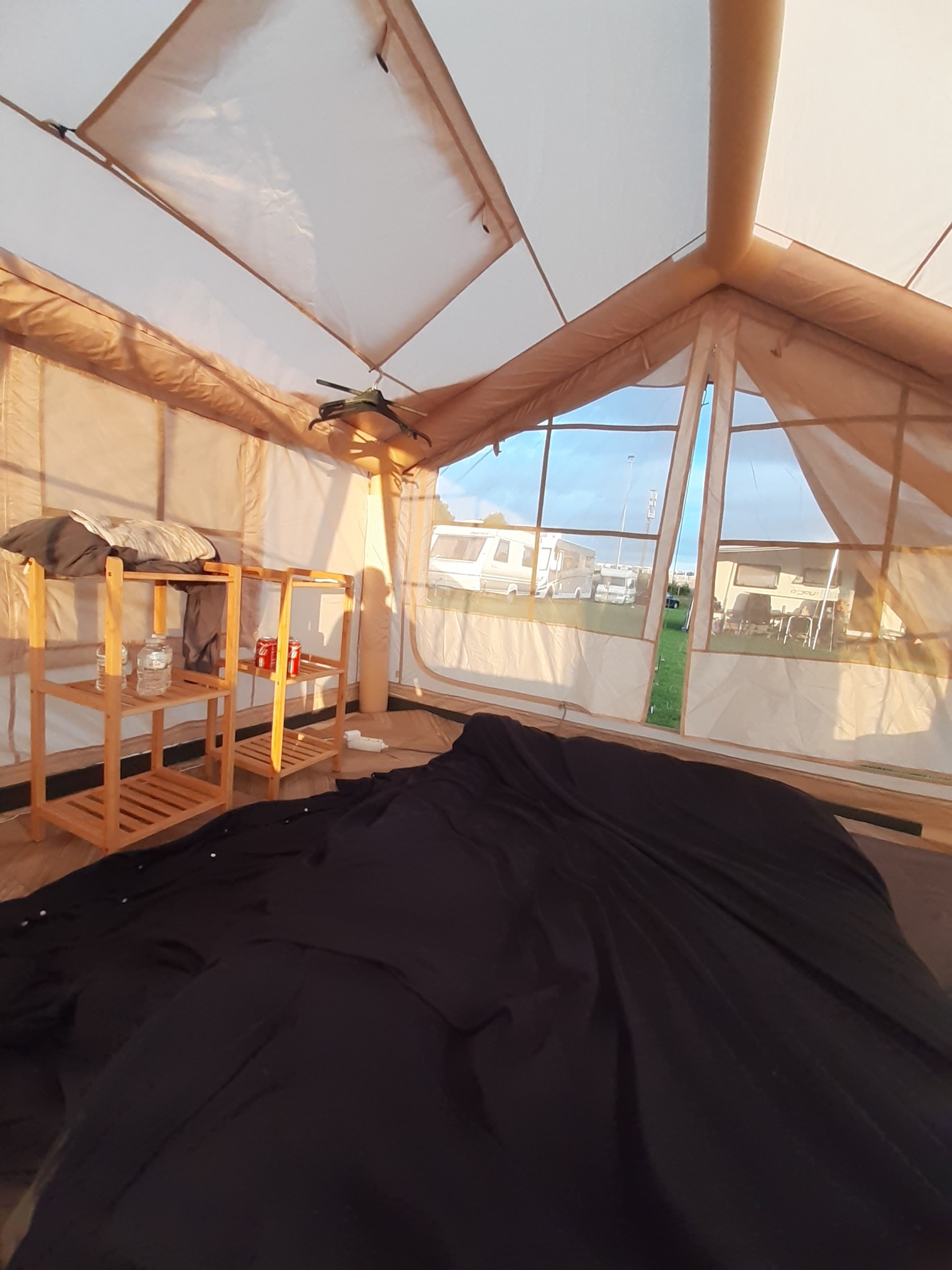 Glamping tent slaapruimte - luxe bed met verlichting