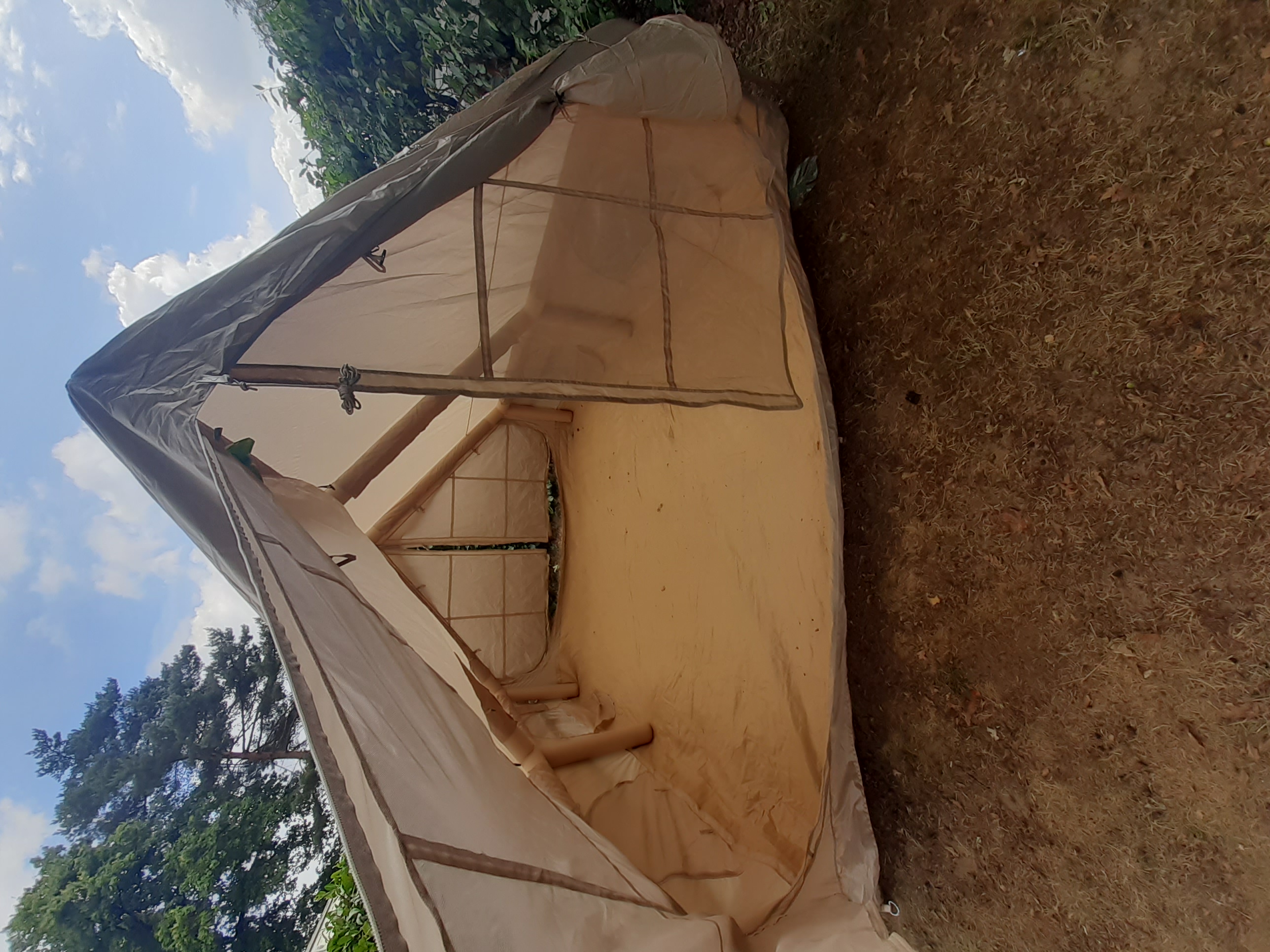 Glamping tent interieur - stalen bed met matrassen