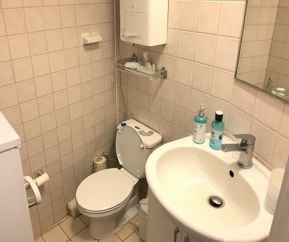 Bathroom Before Cleaning