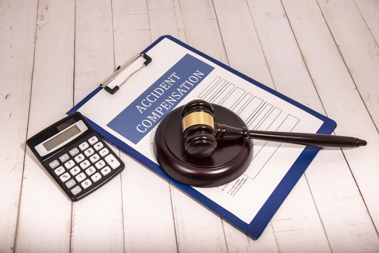 A courtroom scene showing a plaintiff presenting damages while a judge reduces the award, symbolizing the legal doctrine of avoidable consequences limiting recovery under Texas law.