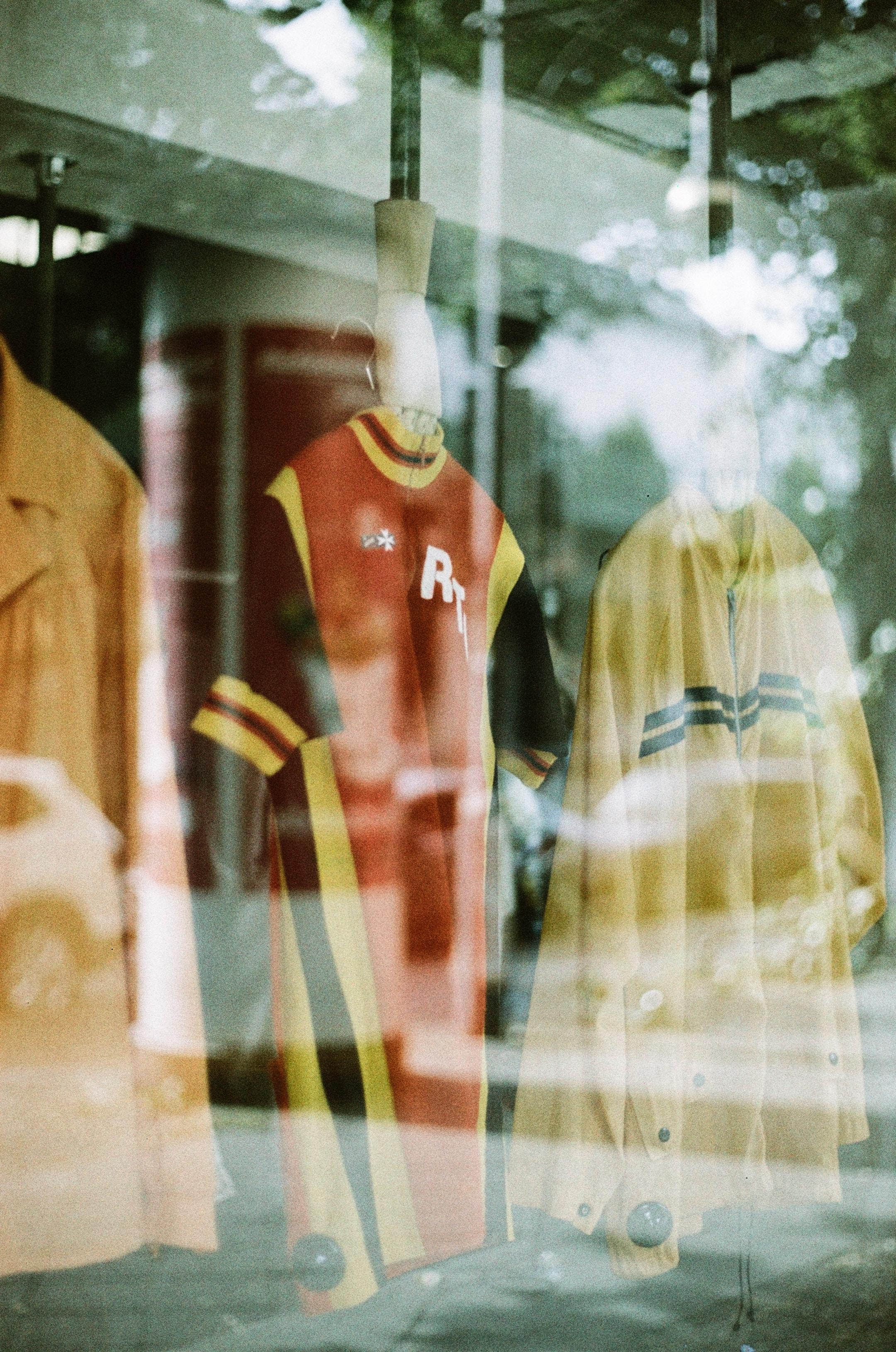 Urban hipster vintage racing bike jerseys. Leica R7 (1994), Summilux-R 1.4 50mm (1983). Hi-Res analog scan by www.totallyinfocus.com – Lomochrome Metropolis