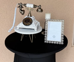 Bueno Memories Vintage Phone for recording guest messages