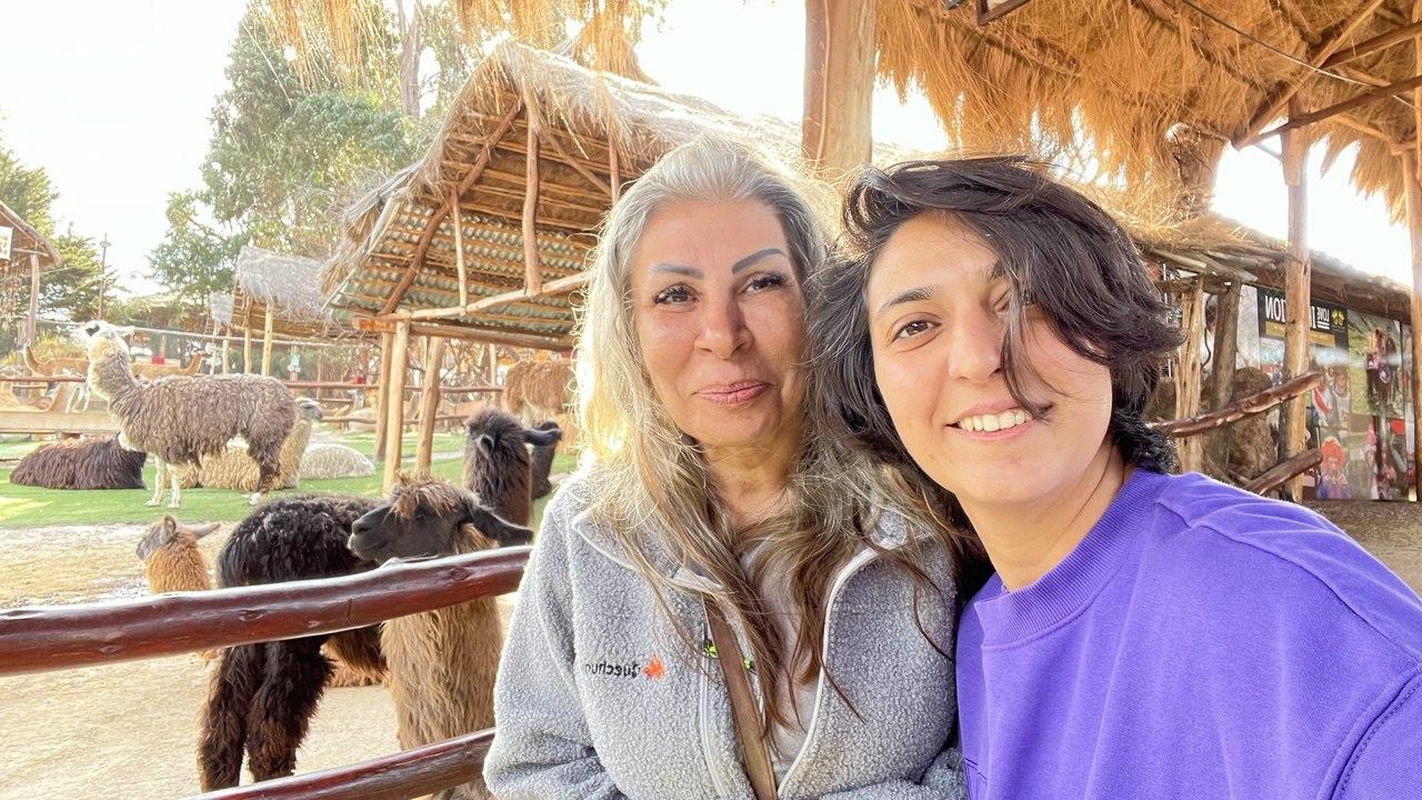 Två kvinnor som ler i en naturlig miljö med djur – introduktionsbild för Seromi Healing