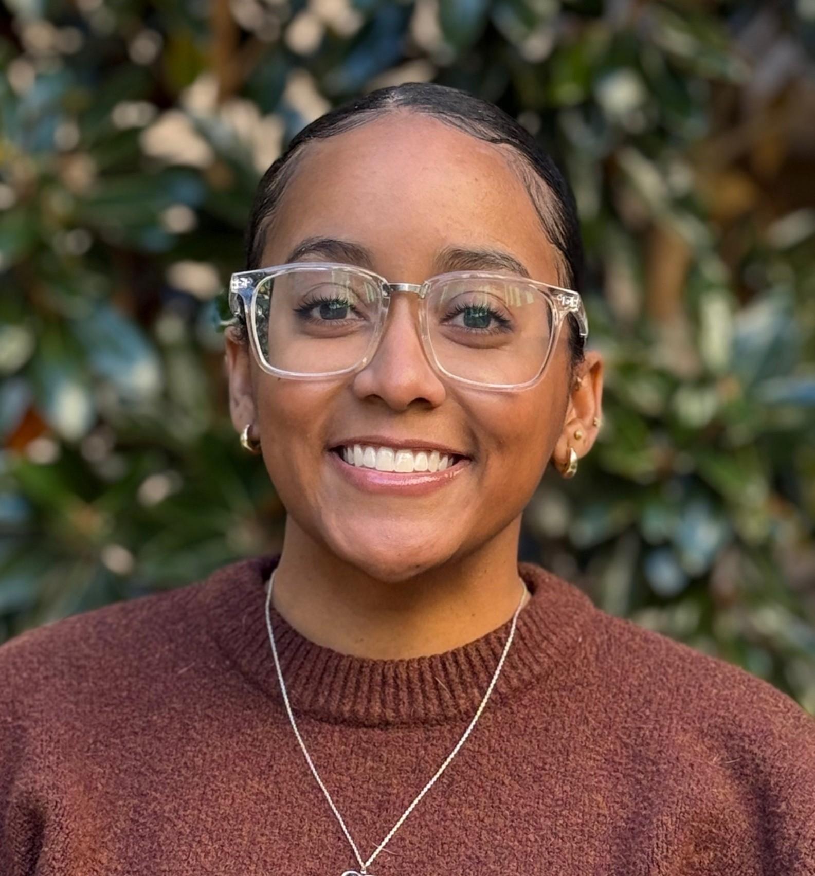 arianna headshot 3 cropped.jpg